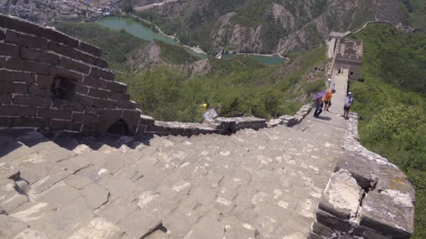 Guardando giù per i ripidi gradini della Grande Muraglia — Video Stock