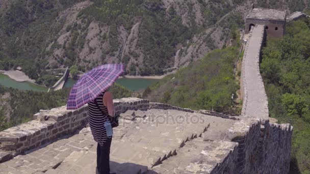 Turista mujer gira y camina por la Gran Muralla — Vídeo de stock