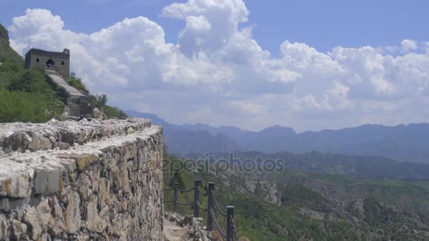 Κατσαρόλα με βραχώδες μονοπάτι κατά μήκος The Great Wall — Αρχείο Βίντεο