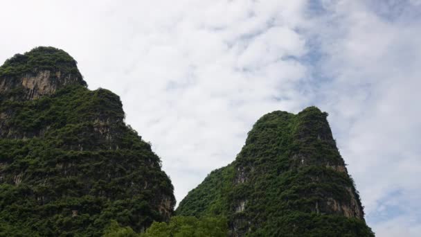 Tidsfördröjning för av molnen över Guilin bergen — Stockvideo