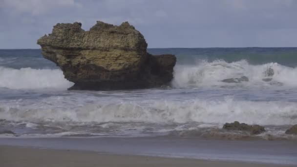 Rock formation along Great Ocean Road — Stock Video