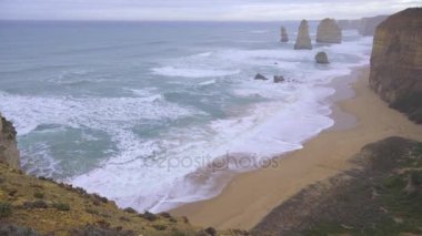 Kıyıya yakın yerde Twelve Apostles süpürüp Rüzgar