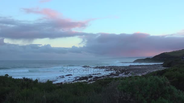 Πανέμορφο ηλιοβασίλεμα ουρανός πάνω από το Great Ocean Road — Αρχείο Βίντεο