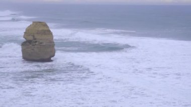 Great Ocean Road boyunca yükselen kaya oluşumu