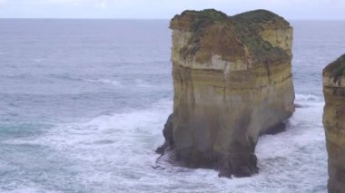 Loch Ard Gorge adlı büyük kaya oluşumu