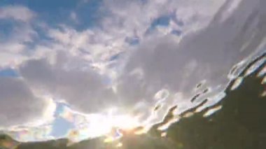 Yüzme dalgalar ilk kişi bakış açısı altında