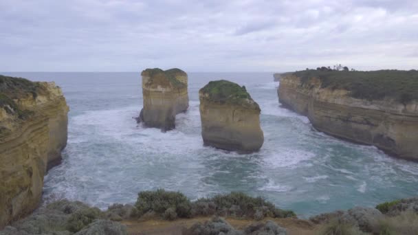 Breed uitzicht op Loch Ard Gorge — Stockvideo