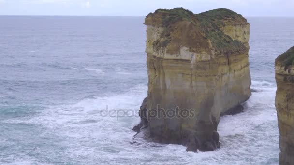 Enorme rotsformatie in Loch Ard Gorge — Stockvideo
