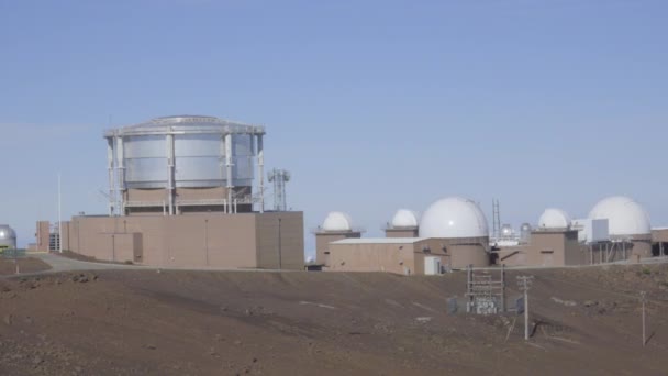 Nauwe schot van het observatorium op de top van Maui — Stockvideo