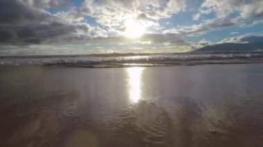 Maui's dalgalar kıyıya birinci şahıs bakış açısı yıkama