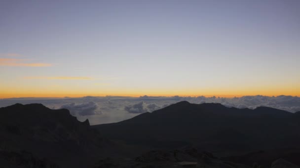 Východ slunce na vrcholu Haleakala Crater — Stock video