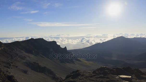 Nascer do sol tiro no topo da cratera Haleakala — Vídeo de Stock