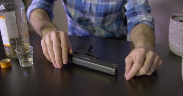Hombre deprimido contempla suicidio con arma — Vídeos de Stock
