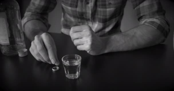 El hombre bebe alcohol pensando en el divorcio en blanco y negro — Vídeo de stock