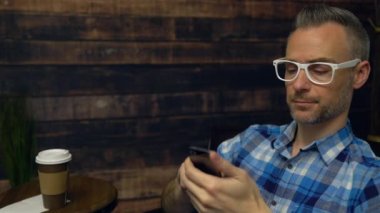 Bir kafede bir telefon kullanılarak hipster