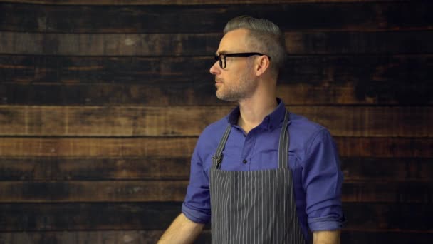 El hombre que trabaja en la cafetería ofrece café — Vídeos de Stock