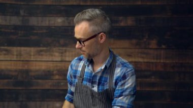 Barista Görüntüleyicisi iki kahve fincanı eller.