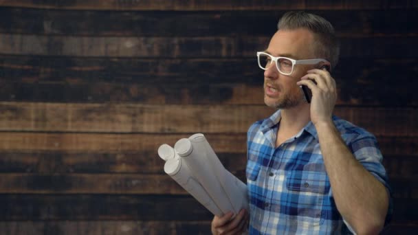 Hipster arquiteto falando por telefone com empreiteiro — Vídeo de Stock