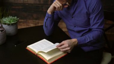 adam bir ciltli kitap okuma