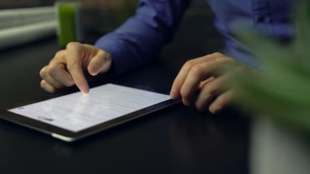 Homem procurando internet no tablet — Vídeo de Stock