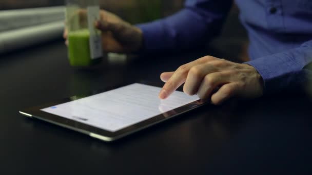 Suco saudável beber enquanto estiver usando tablet — Vídeo de Stock