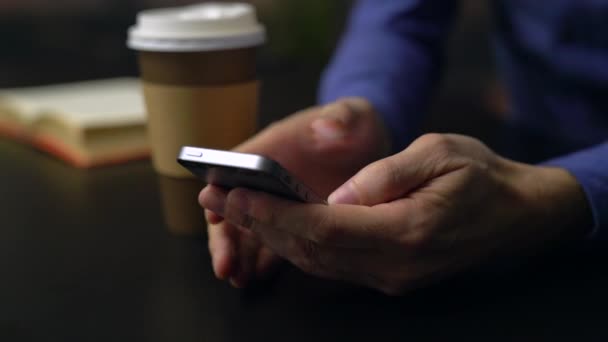 Muž pití kávy při používání telefonu — Stock video