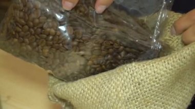 Kahve çekirdekleri ile dolum çanta