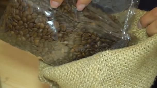 Saco de enchimento com grãos de café — Vídeo de Stock