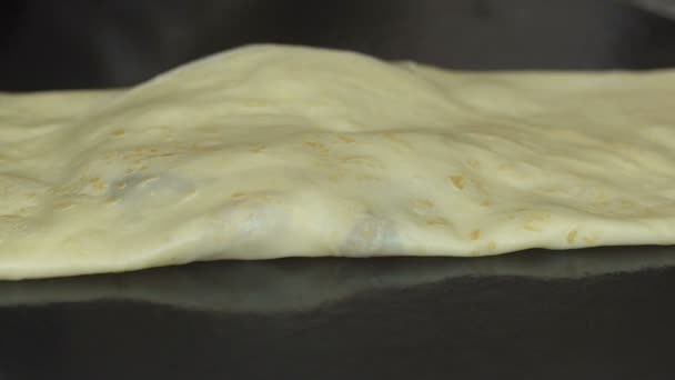 Hände aus nächster Nähe beim Kochen von Pfannkuchen in der Pfanne — Stockvideo