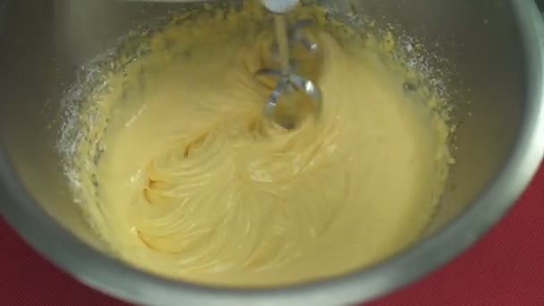 Ovos batidos com a farinha em uma tigela — Vídeo de Stock