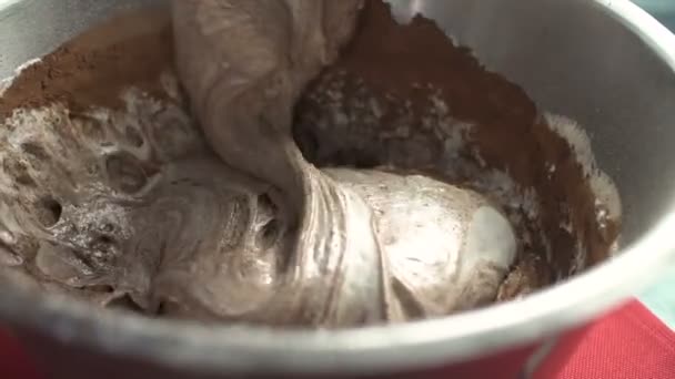 Pastelero mezcla el chocolate y la crema en un tazón — Vídeo de stock