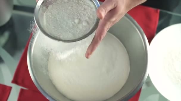 Setacciare la farina nella ciotola — Video Stock