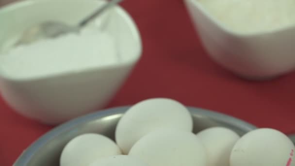 Мужская рука берет грязные яйца со стола для выпечки — стоковое видео