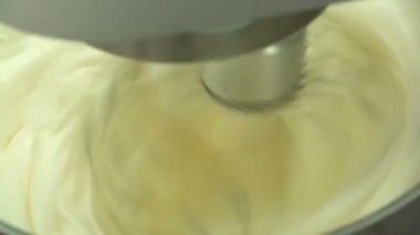 krem veya yumurta akı metal kapta elektrikli karıştırıcı makine ile kırbaçlanan.