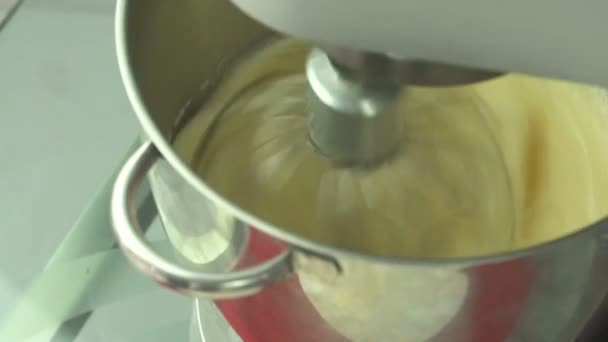 Ostorozó tejszín vagy tojásfehérje fém tálban elektromos keverő gép. — Stock videók