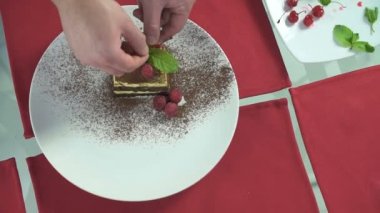 Şef içinde nane tiramisu üstüne koy..