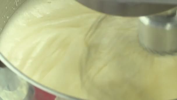 Vispgrädde eller äggvita i metall skål med elvisp maskin. — Stockvideo