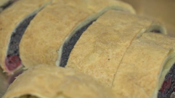 Strudel de amapola y semilla de cereza en un plato . — Vídeos de Stock