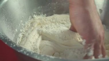 Erkek el hamur ve kase dövülmüş yumurta akı yoğurma