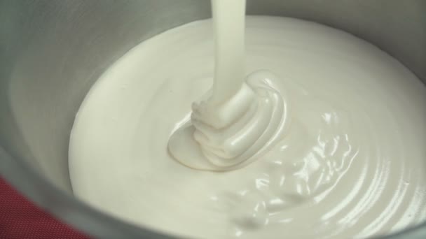 Pâtisserie cuisson verse crème blanche épaisse dans un bol — Video