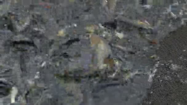 main humaine a attrapé un filet de débarquement de poisson froid sur une ferme de pêche .