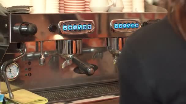 Limpieza de la superficie de una máquina de café . — Vídeo de stock