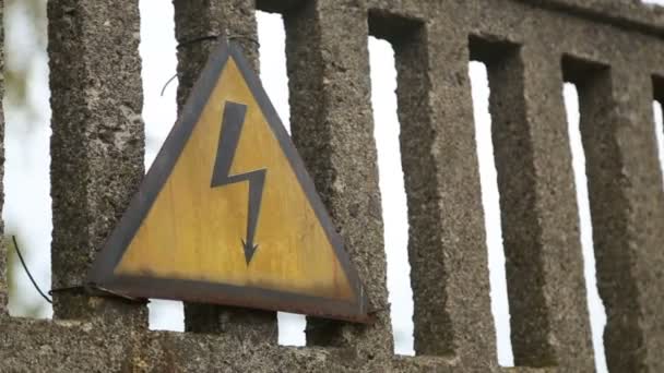 Puissance thermique. Signe de haute tension sur la clôture devant l'usine de béton . — Video