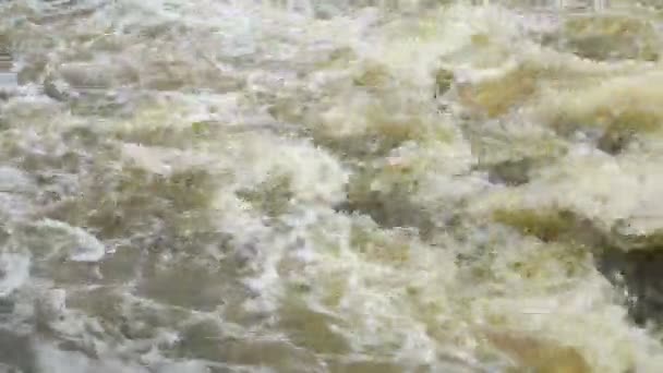 Грязная коричневая грязная вода течет над дамбой . — стоковое видео