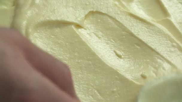 Pâtisserie crée un gâteau, étaler la crème sur le gâteau — Video