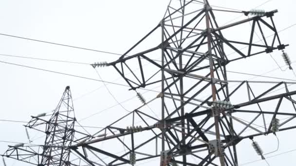 Elektriciteit-elektriciteitscentrale in bewolkt weer. — Stockvideo