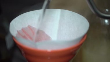 Profesyonel Barista kahve filtre sıcak su nemlendirir