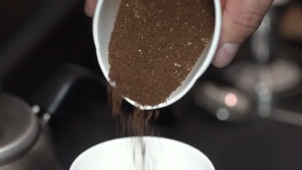 Café molido se vierte de un recipiente a otro — Vídeos de Stock