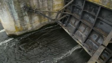 baraj üzerinde kirli kahverengi çamurlu su akar.