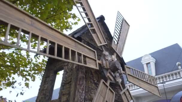 De molen draaien in de wind. Close-up op fonistaroyi oude molen gebouw. Houten molen historisch erfgoed draait in de wind. — Stockvideo